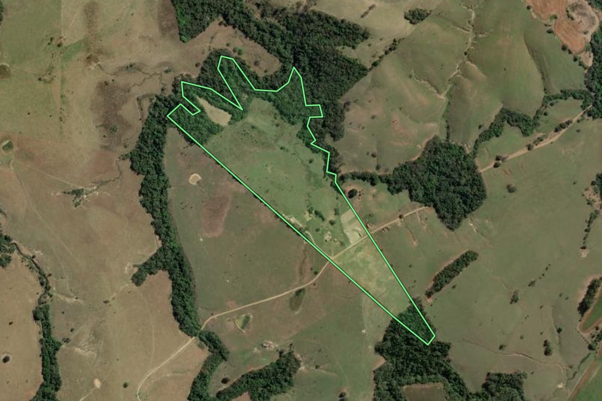 Imagem de satélite do imóvel rural em Quatiguá (PR), com o contorno declarado no CAR desenhado por cima.