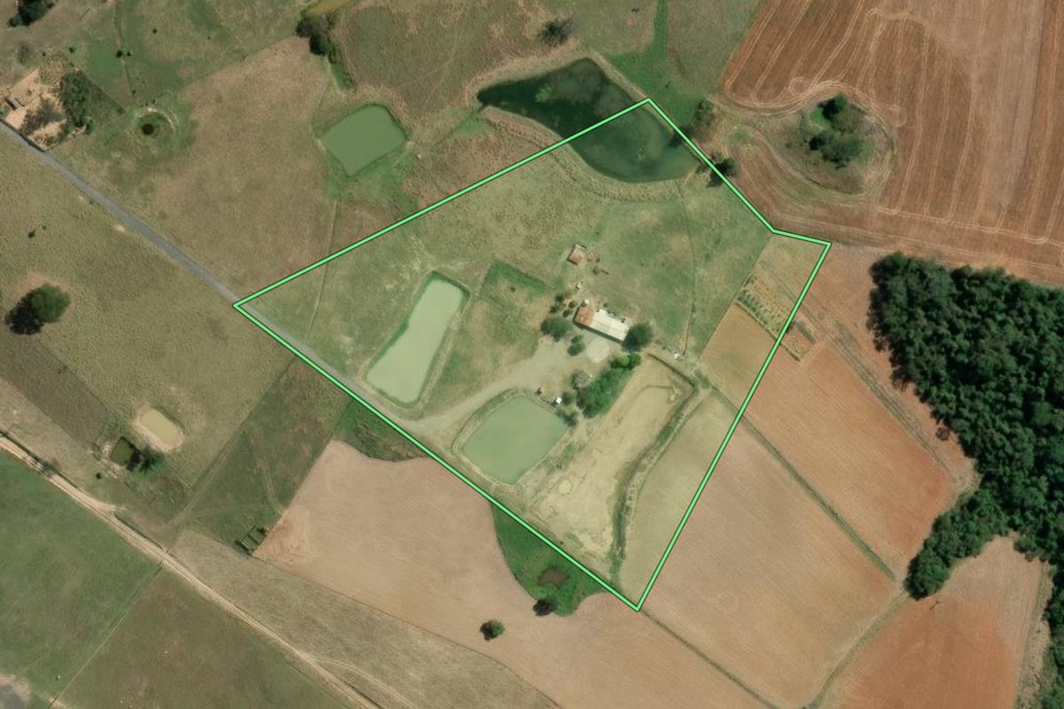 Imagem de satélite do imóvel rural em Quatiguá (PR), com o contorno declarado no CAR desenhado por cima.