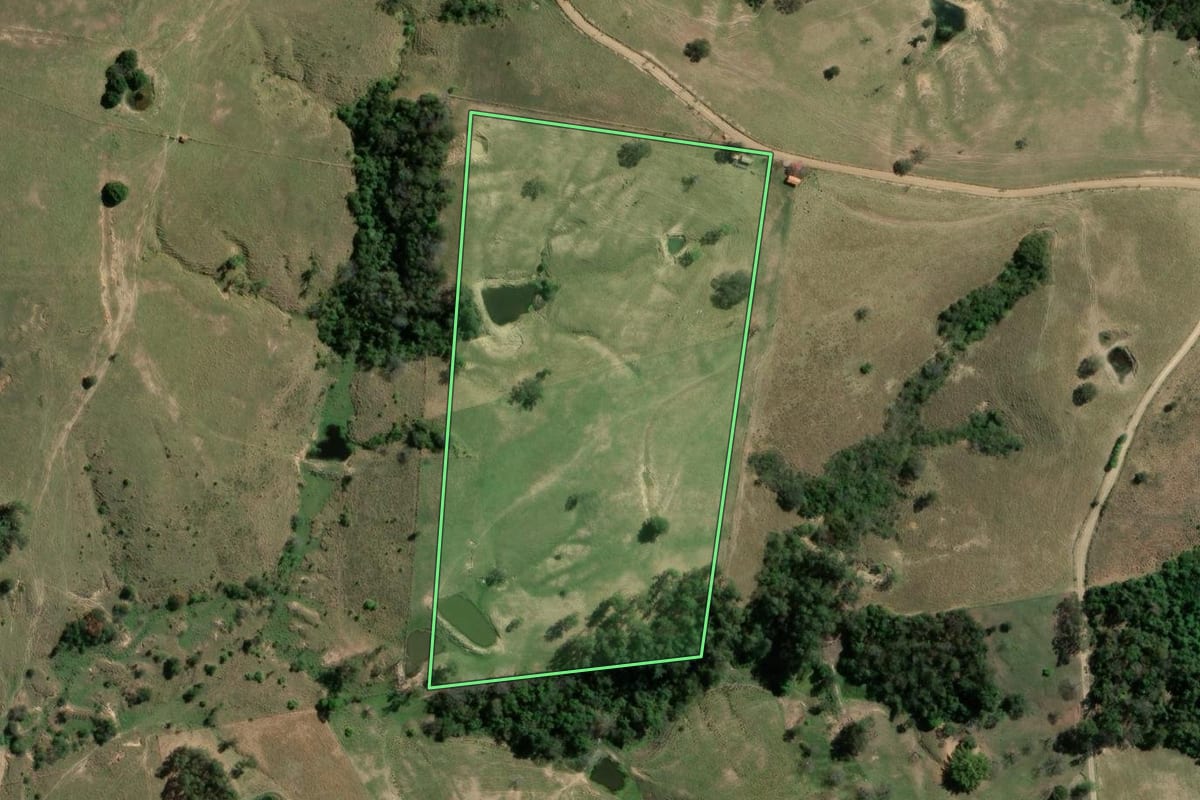 Imagem de satélite do imóvel rural em Quatiguá (PR), com o contorno declarado no CAR desenhado por cima.