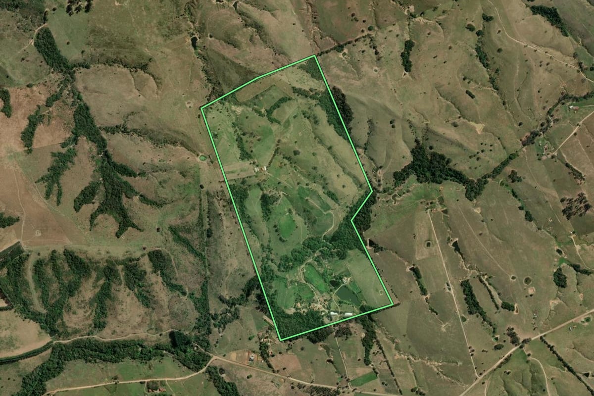 Imagem de satélite do imóvel rural em Quatiguá (PR), com o contorno declarado no CAR desenhado por cima.