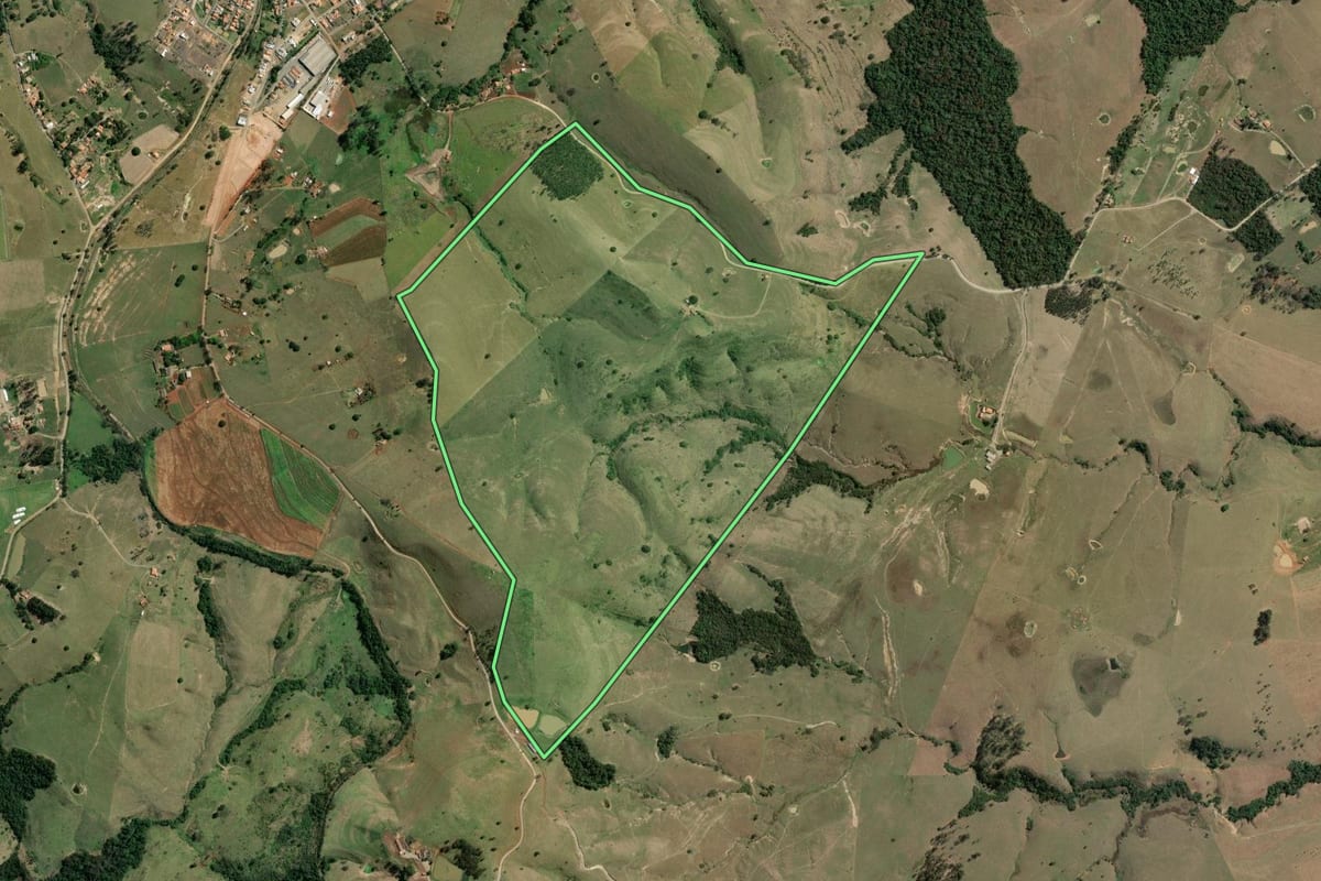 Imagem de satélite do imóvel rural em Quatiguá (PR), com o contorno declarado no CAR desenhado por cima.