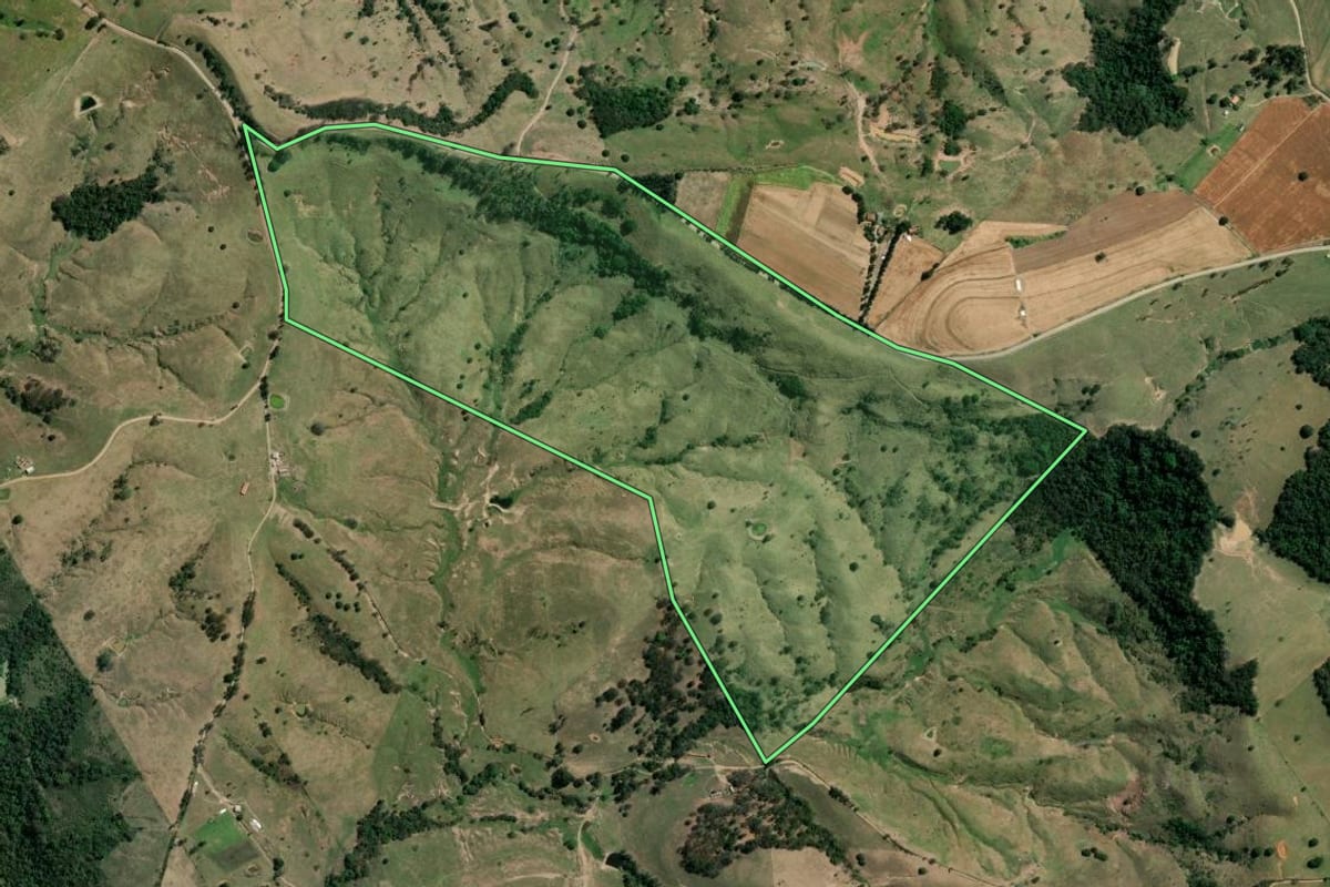 Imagem de satélite do imóvel rural em Quatiguá (PR), com o contorno declarado no CAR desenhado por cima.