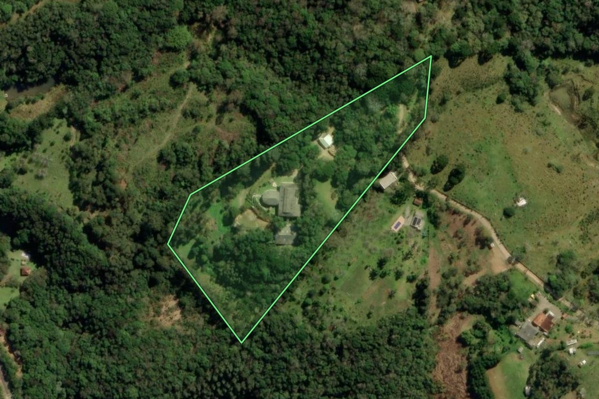 Imagem de satélite do imóvel rural em Quatro Barras (PR), com o contorno declarado no CAR desenhado por cima.