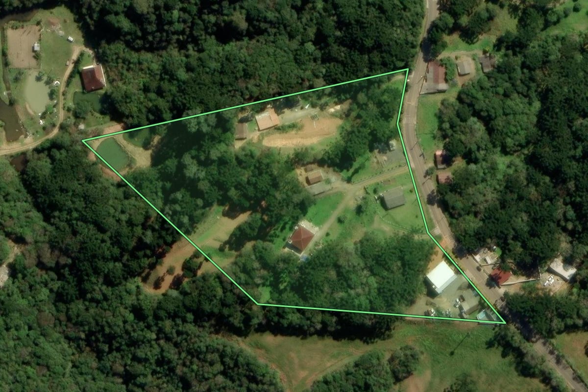 Imagem de satélite do imóvel rural em Quatro Barras (PR), com o contorno declarado no CAR desenhado por cima.