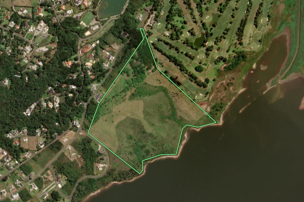 Imagem de satélite do imóvel rural em Quatro Barras (PR), com o contorno declarado no CAR desenhado por cima.