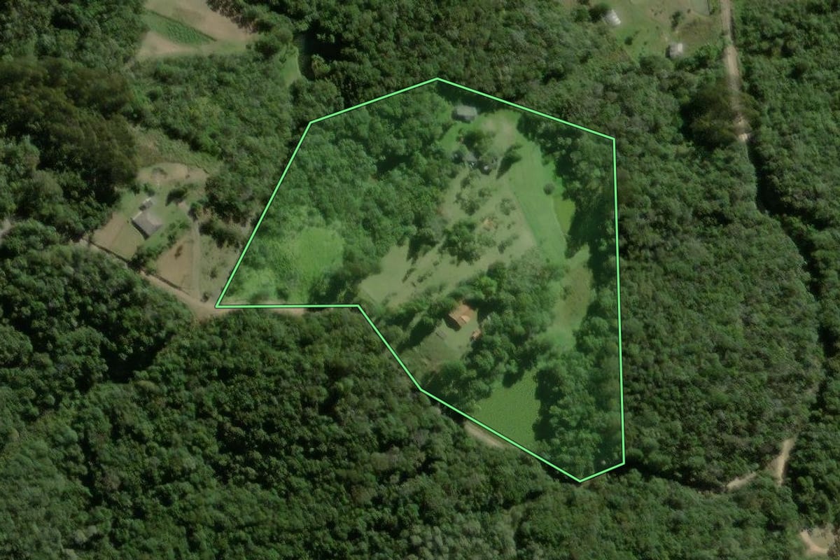 Imagem de satélite do imóvel rural em Quatro Barras (PR), com o contorno declarado no CAR desenhado por cima.
