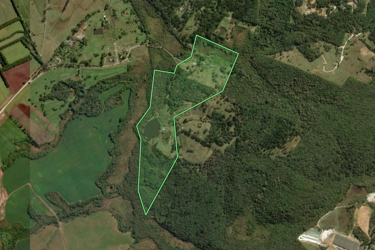 Imagem de satélite do imóvel rural em Quatro Barras (PR), com o contorno declarado no CAR desenhado por cima.
