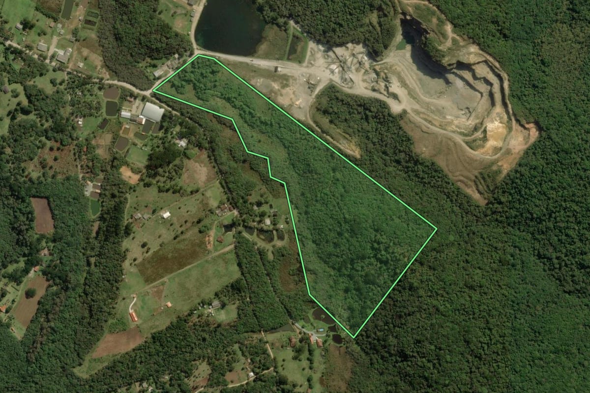 Imagem de satélite do imóvel rural em Quatro Barras (PR), com o contorno declarado no CAR desenhado por cima.