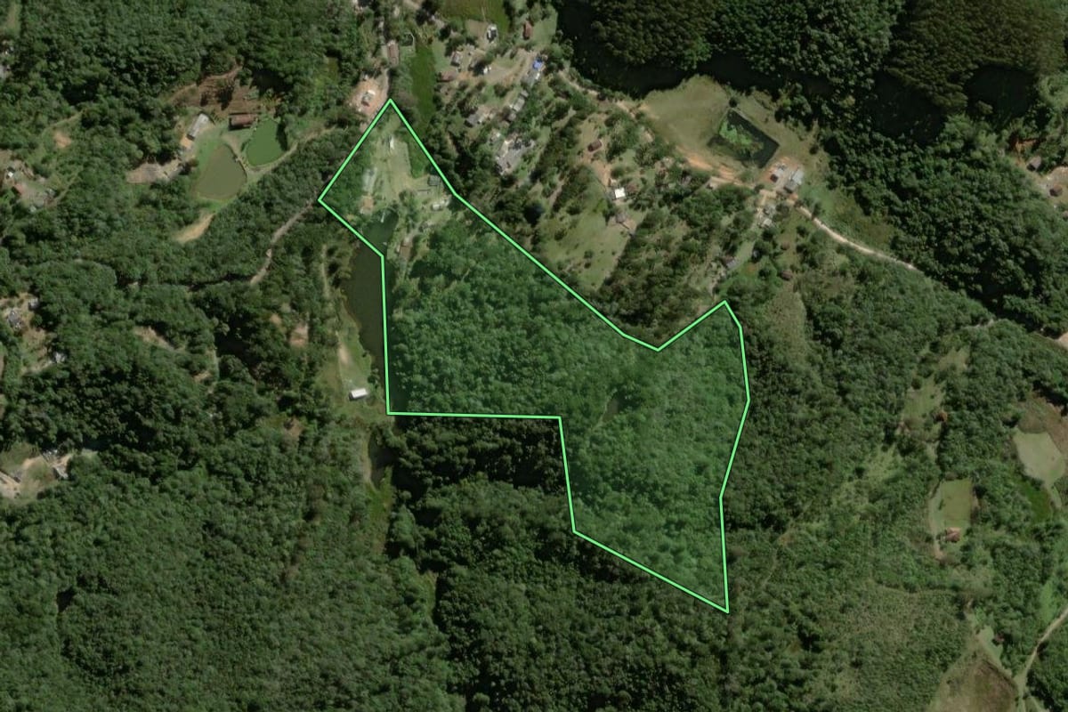 Imagem de satélite do imóvel rural em Quatro Barras (PR), com o contorno declarado no CAR desenhado por cima.
