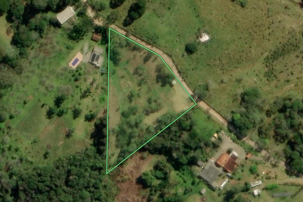 Imagem de satélite do imóvel rural em Quatro Barras (PR), com o contorno declarado no CAR desenhado por cima.