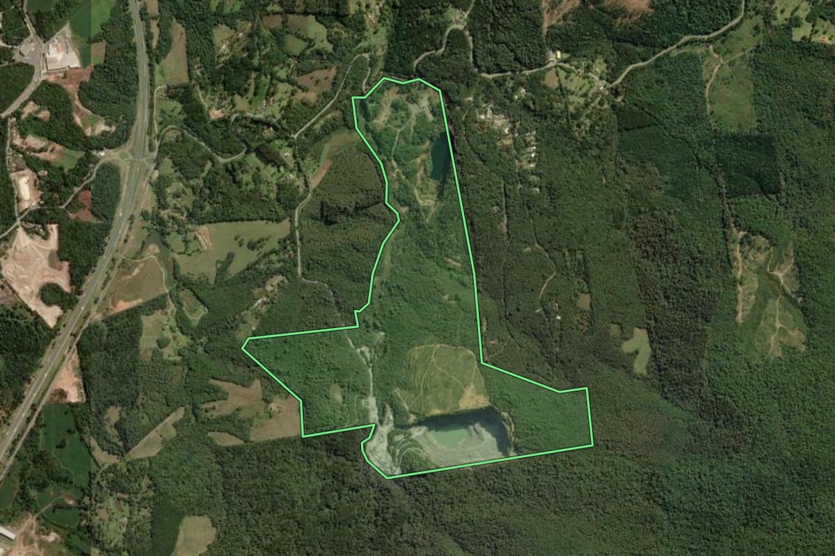 Imagem de satélite do imóvel rural em Quatro Barras (PR), com o contorno declarado no CAR desenhado por cima.