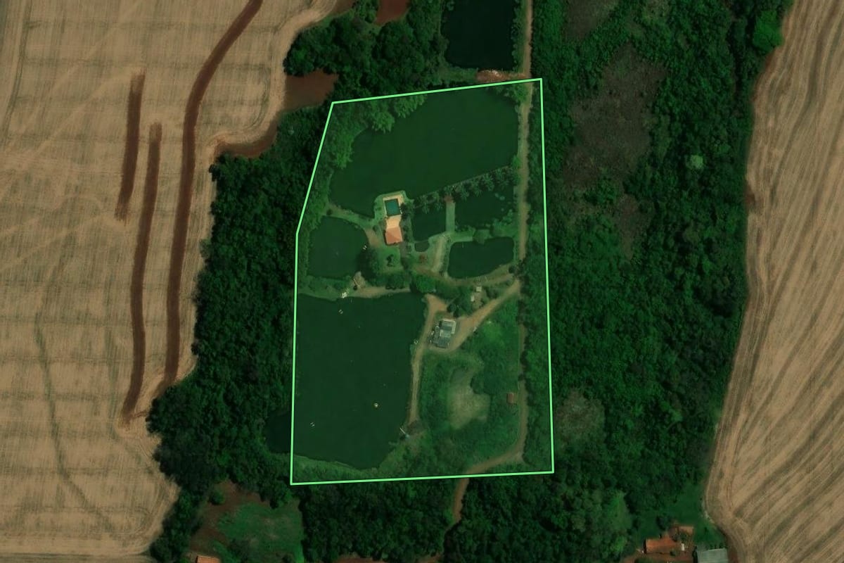 Imagem de satélite do imóvel rural em Quatro Pontes (PR), com o contorno declarado no CAR desenhado por cima.