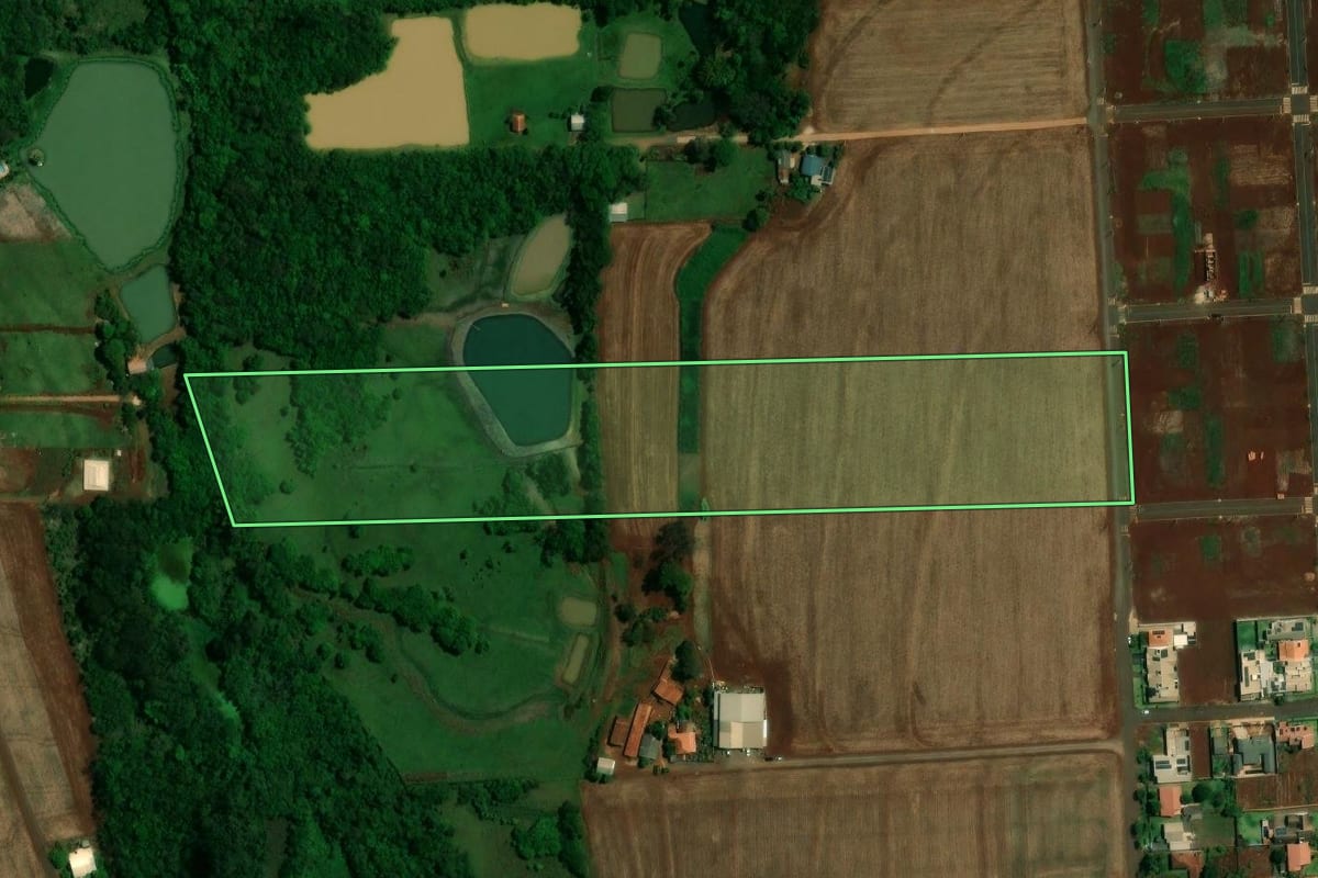 Imagem de satélite do imóvel rural em Quatro Pontes (PR), com o contorno declarado no CAR desenhado por cima.