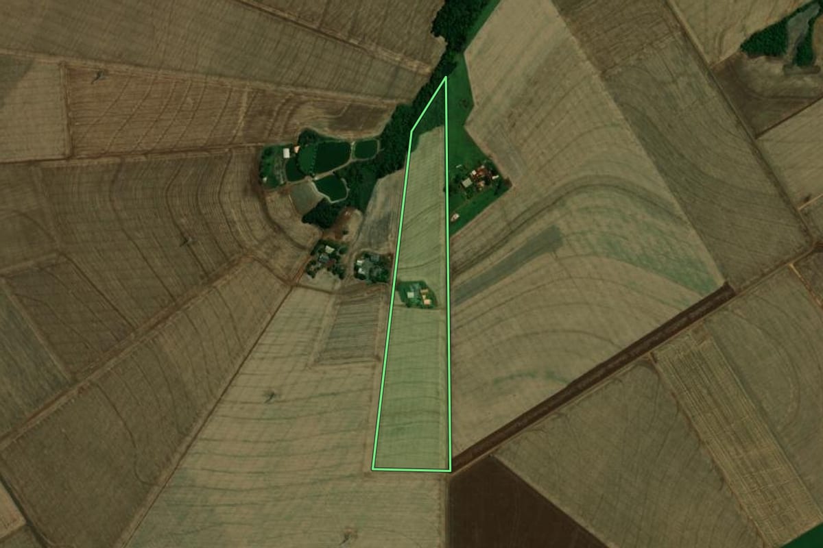 Imagem de satélite do imóvel rural em Quatro Pontes (PR), com o contorno declarado no CAR desenhado por cima.