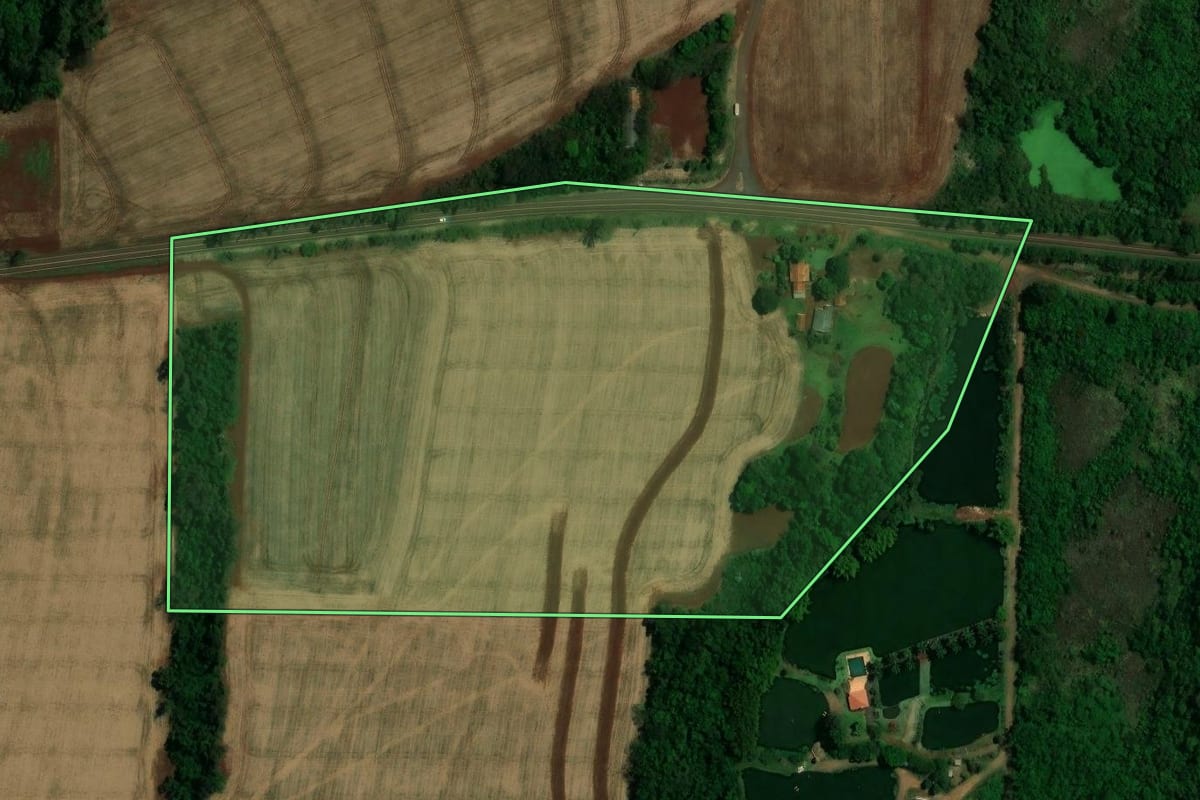 Imagem de satélite do imóvel rural em Quatro Pontes (PR), com o contorno declarado no CAR desenhado por cima.