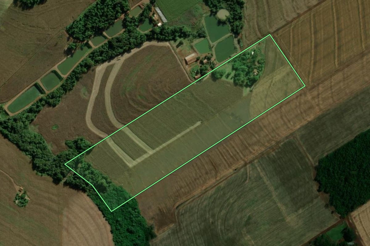 Imagem de satélite do imóvel rural em Quatro Pontes (PR), com o contorno declarado no CAR desenhado por cima.