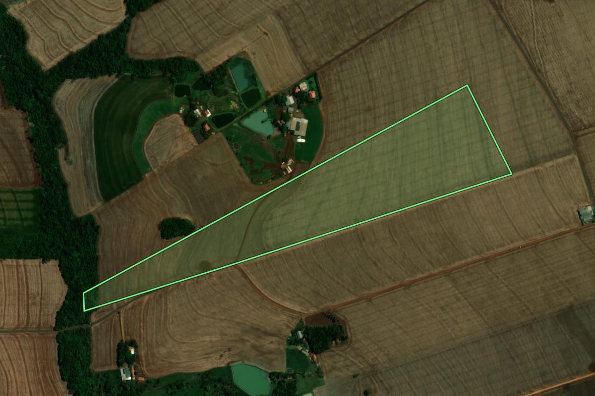 Imagem de satélite do imóvel rural em Quatro Pontes (PR), com o contorno declarado no CAR desenhado por cima.
