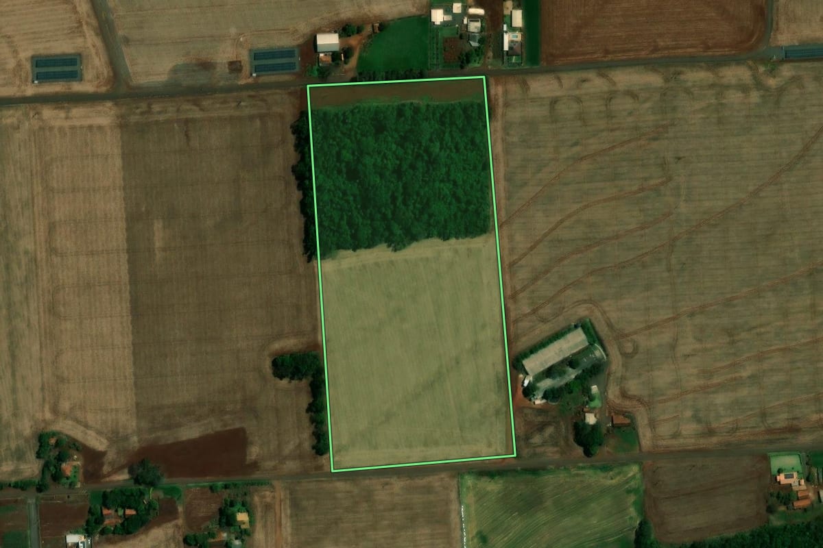 Imagem de satélite do imóvel rural em Quatro Pontes (PR), com o contorno declarado no CAR desenhado por cima.