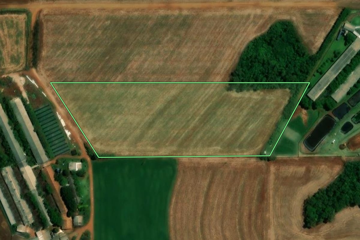 Imagem de satélite do imóvel rural em Quatro Pontes (PR), com o contorno declarado no CAR desenhado por cima.