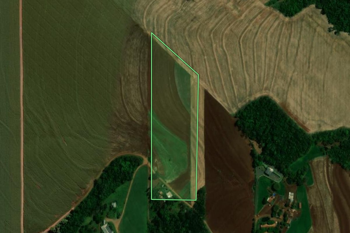 Imagem de satélite do imóvel rural em Quatro Pontes (PR), com o contorno declarado no CAR desenhado por cima.