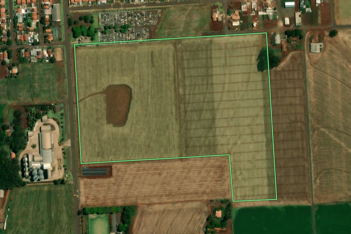 Imagem de satélite do imóvel rural em Quatro Pontes (PR), com o contorno declarado no CAR desenhado por cima.