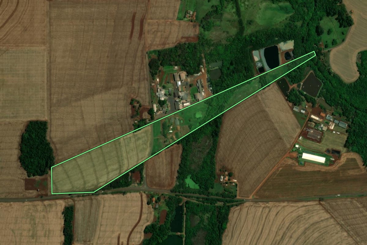 Imagem de satélite do imóvel rural em Quatro Pontes (PR), com o contorno declarado no CAR desenhado por cima.