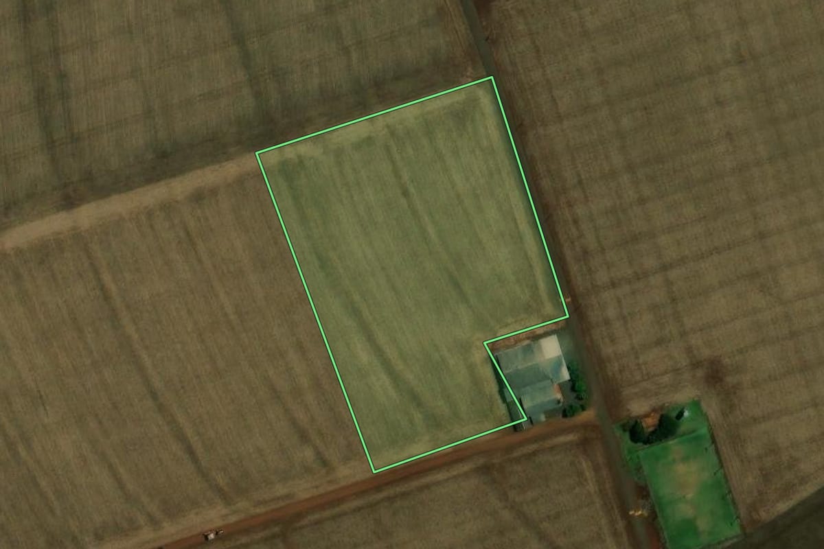 Imagem de satélite do imóvel rural em Quatro Pontes (PR), com o contorno declarado no CAR desenhado por cima.