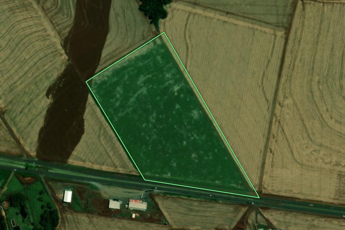 Imagem de satélite do imóvel rural em Quatro Pontes (PR), com o contorno declarado no CAR desenhado por cima.