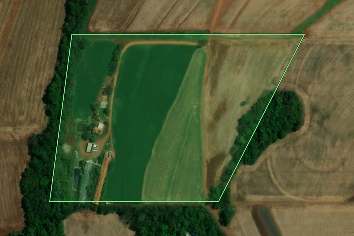Imagem de satélite do imóvel rural em Quatro Pontes (PR), com o contorno declarado no CAR desenhado por cima.