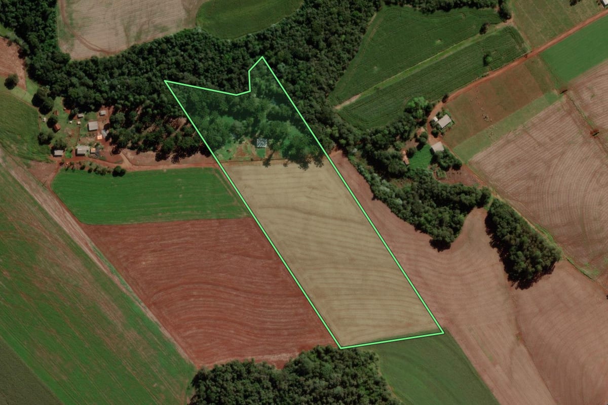 Imagem de satélite do imóvel rural em Quedas do Iguaçu (PR), com o contorno declarado no CAR desenhado por cima.