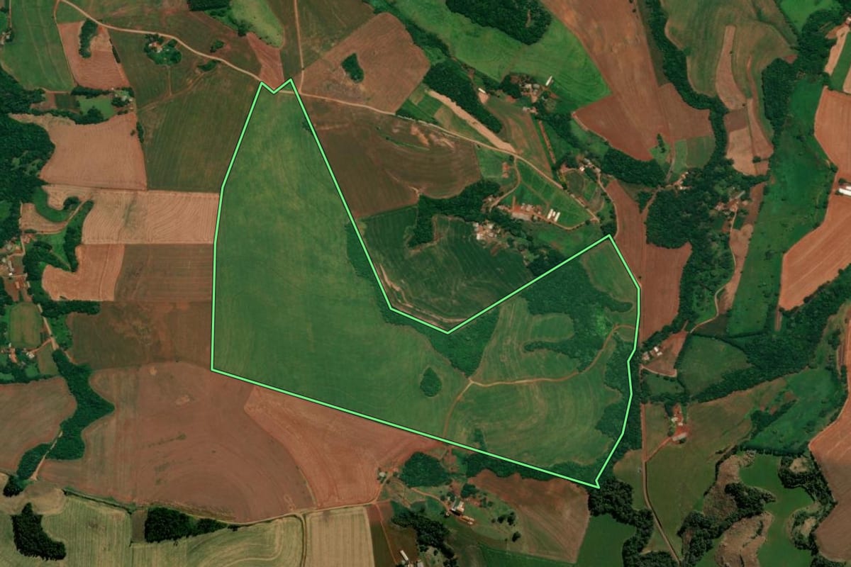 Imagem de satélite do imóvel rural em Quedas do Iguaçu (PR), com o contorno declarado no CAR desenhado por cima.