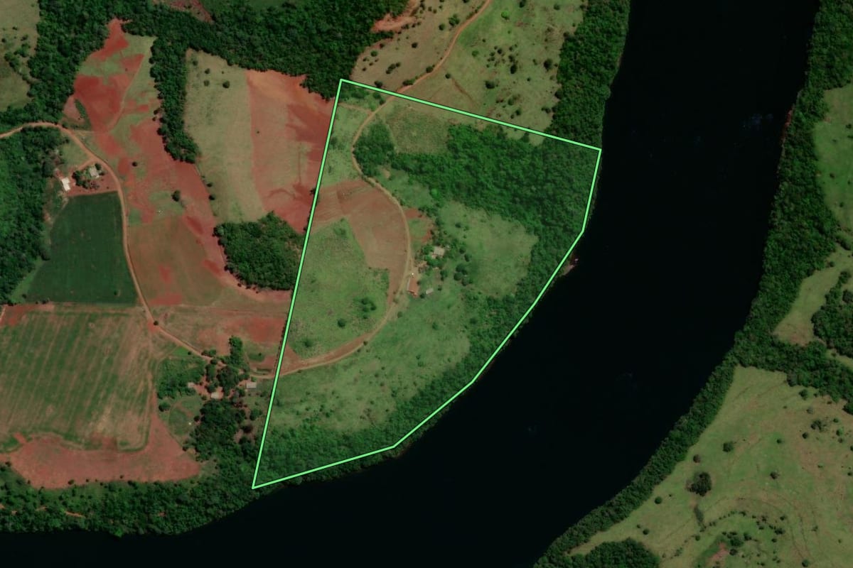 Imagem de satélite do imóvel rural em Quedas do Iguaçu (PR), com o contorno declarado no CAR desenhado por cima.