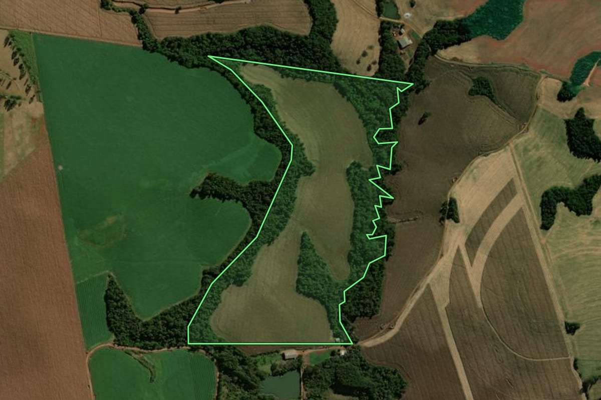 Imagem de satélite do imóvel rural em Quedas do Iguaçu (PR), com o contorno declarado no CAR desenhado por cima.