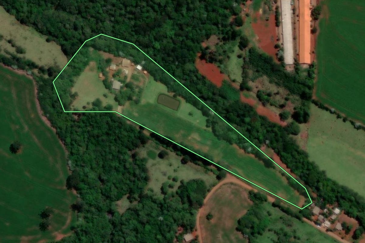 Imagem de satélite do imóvel rural em Quedas do Iguaçu (PR), com o contorno declarado no CAR desenhado por cima.