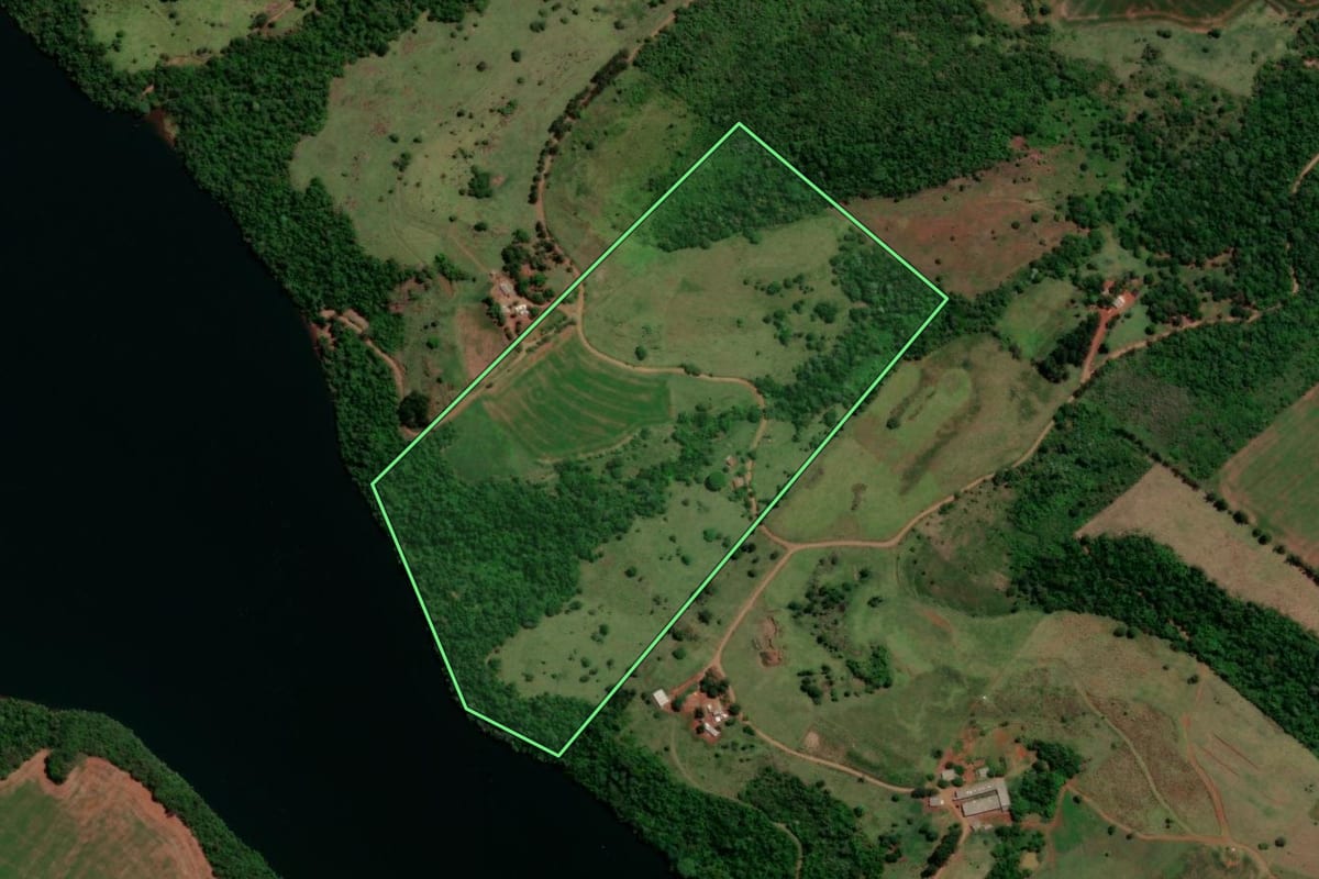 Imagem de satélite do imóvel rural em Quedas do Iguaçu (PR), com o contorno declarado no CAR desenhado por cima.