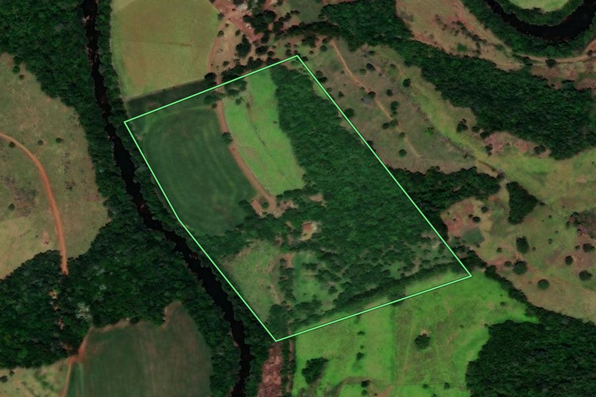 Imagem de satélite do imóvel rural em Quedas do Iguaçu (PR), com o contorno declarado no CAR desenhado por cima.