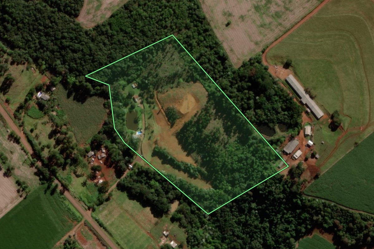Imagem de satélite do imóvel rural em Quedas do Iguaçu (PR), com o contorno declarado no CAR desenhado por cima.