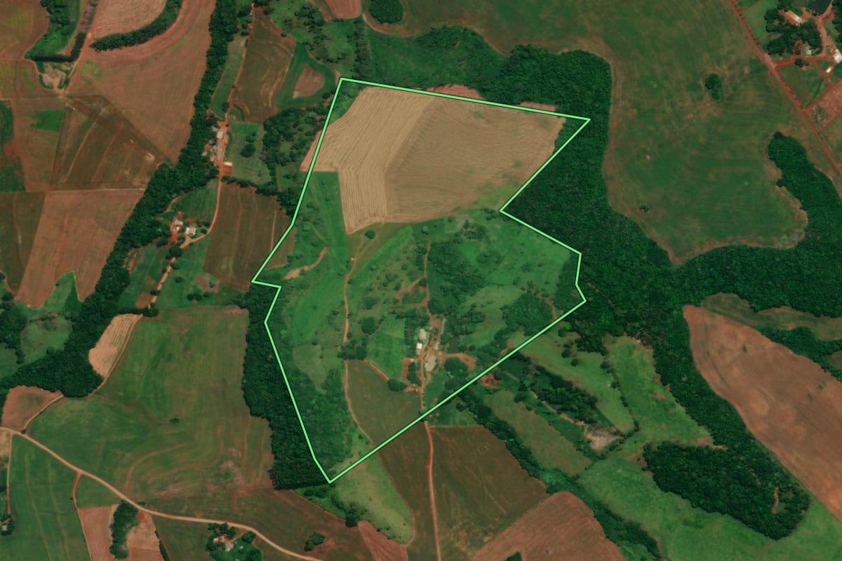 Imagem de satélite do imóvel rural em Quedas do Iguaçu (PR), com o contorno declarado no CAR desenhado por cima.