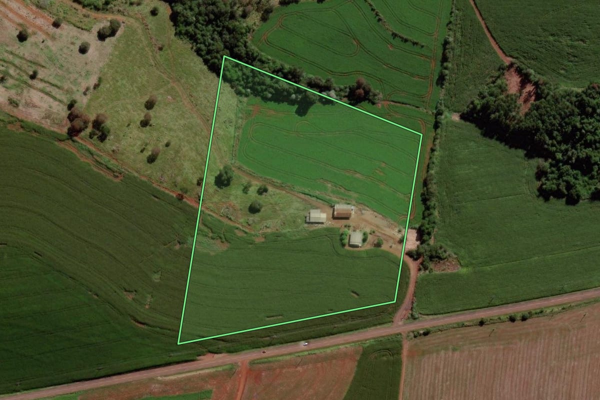Imagem de satélite do imóvel rural em Quedas do Iguaçu (PR), com o contorno declarado no CAR desenhado por cima.