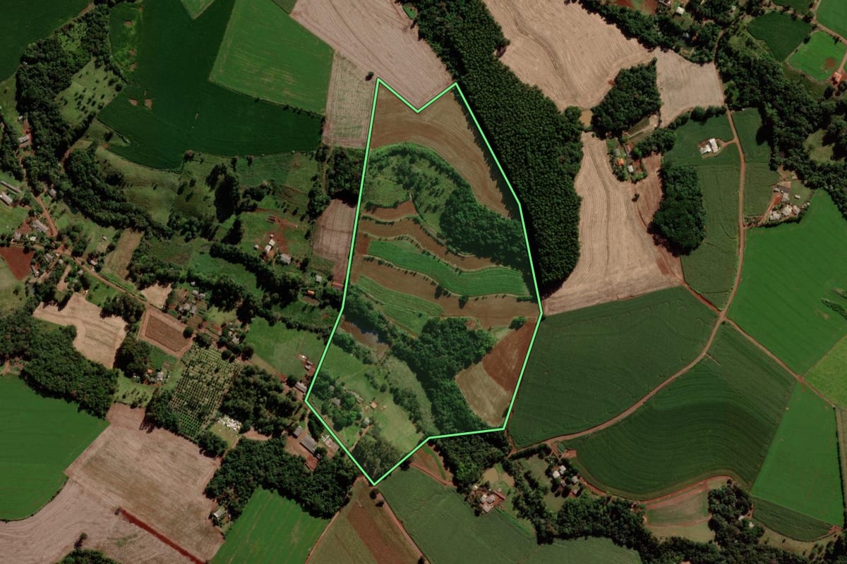 Imagem de satélite do imóvel rural em Quedas do Iguaçu (PR), com o contorno declarado no CAR desenhado por cima.