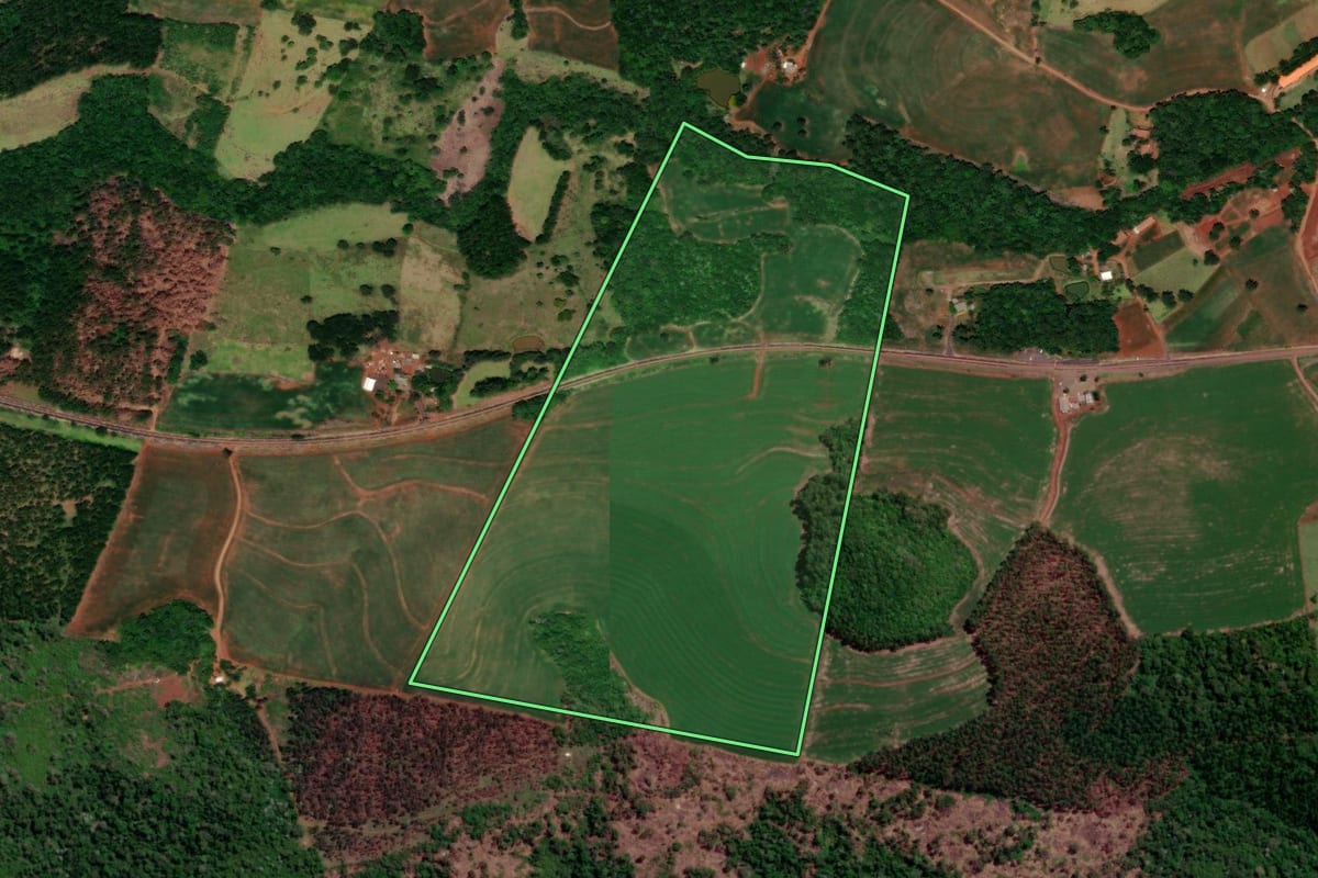 Imagem de satélite do imóvel rural em Quedas do Iguaçu (PR), com o contorno declarado no CAR desenhado por cima.