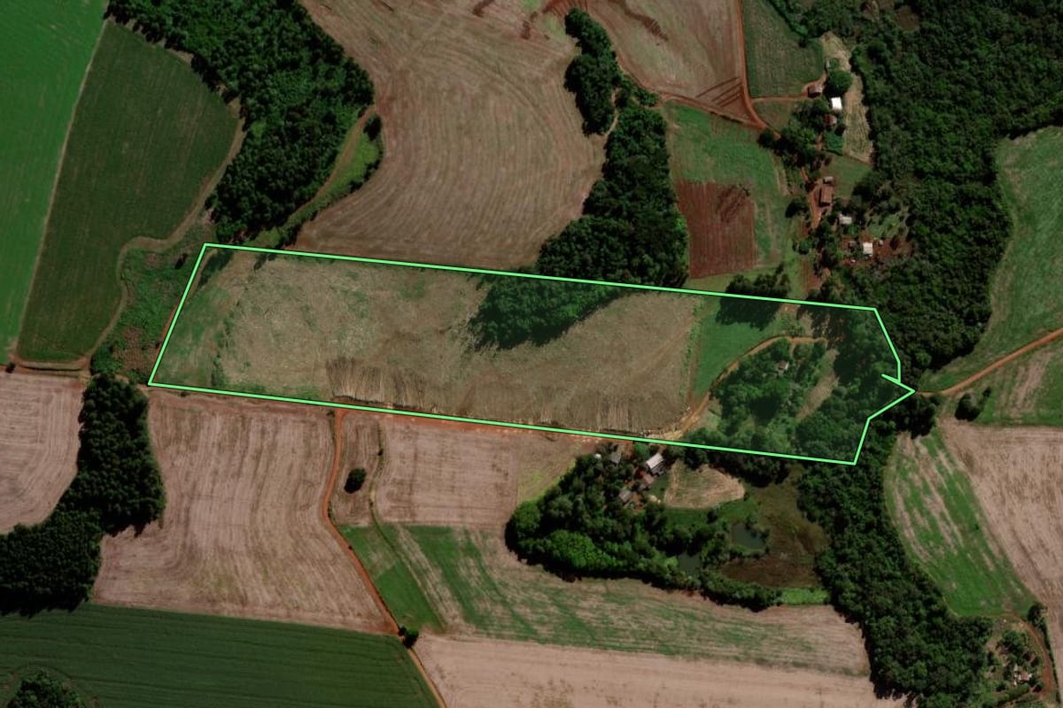 Imagem de satélite do imóvel rural em Quedas do Iguaçu (PR), com o contorno declarado no CAR desenhado por cima.