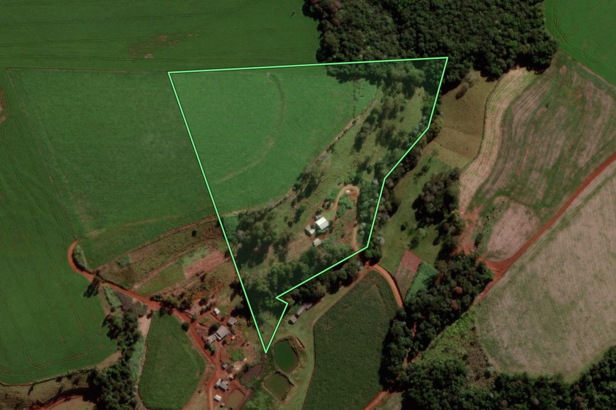 Imagem de satélite do imóvel rural em Quedas do Iguaçu (PR), com o contorno declarado no CAR desenhado por cima.