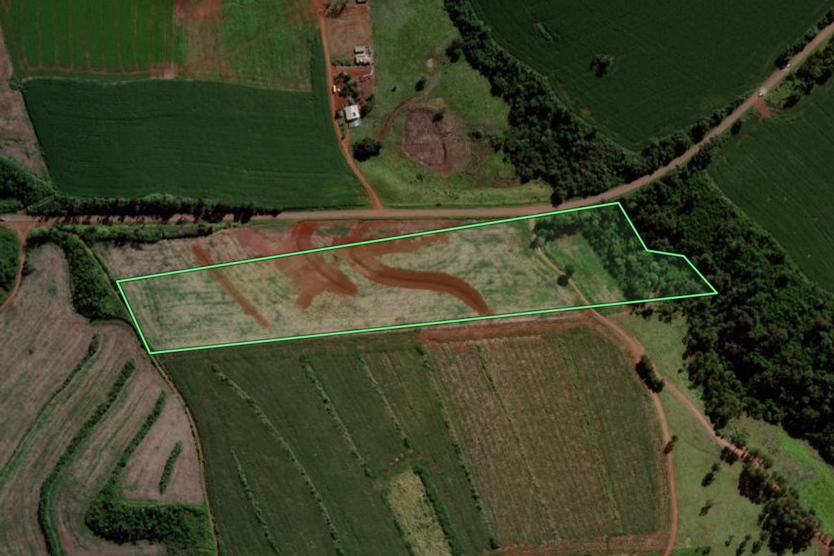 Imagem de satélite do imóvel rural em Quedas do Iguaçu (PR), com o contorno declarado no CAR desenhado por cima.