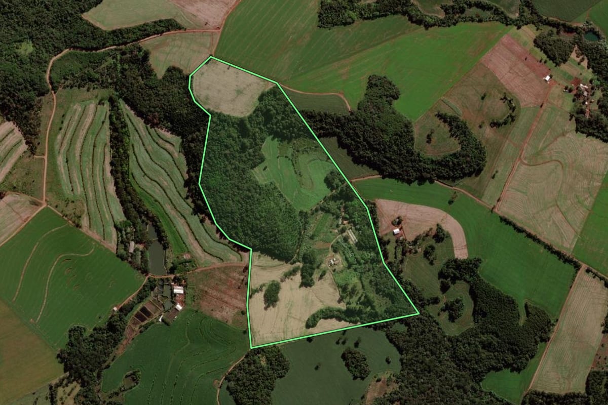 Imagem de satélite do imóvel rural em Quedas do Iguaçu (PR), com o contorno declarado no CAR desenhado por cima.