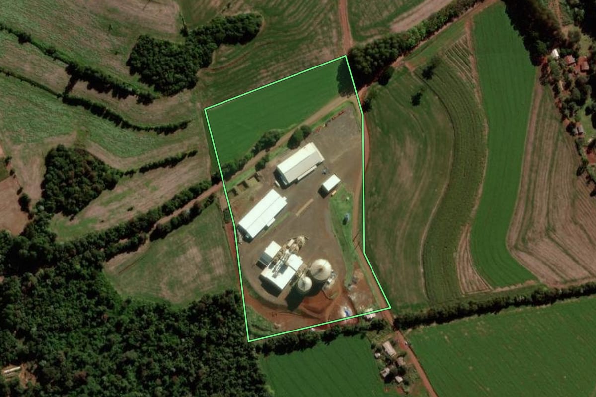 Imagem de satélite do imóvel rural em Quedas do Iguaçu (PR), com o contorno declarado no CAR desenhado por cima.