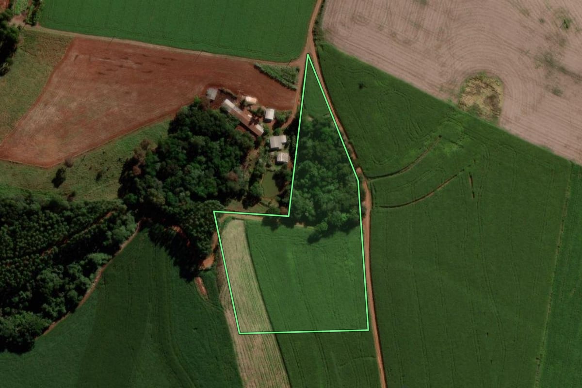 Imagem de satélite do imóvel rural em Quedas do Iguaçu (PR), com o contorno declarado no CAR desenhado por cima.