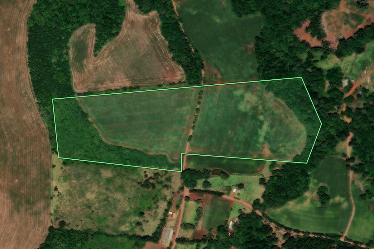Imagem de satélite do imóvel rural em Quedas do Iguaçu (PR), com o contorno declarado no CAR desenhado por cima.