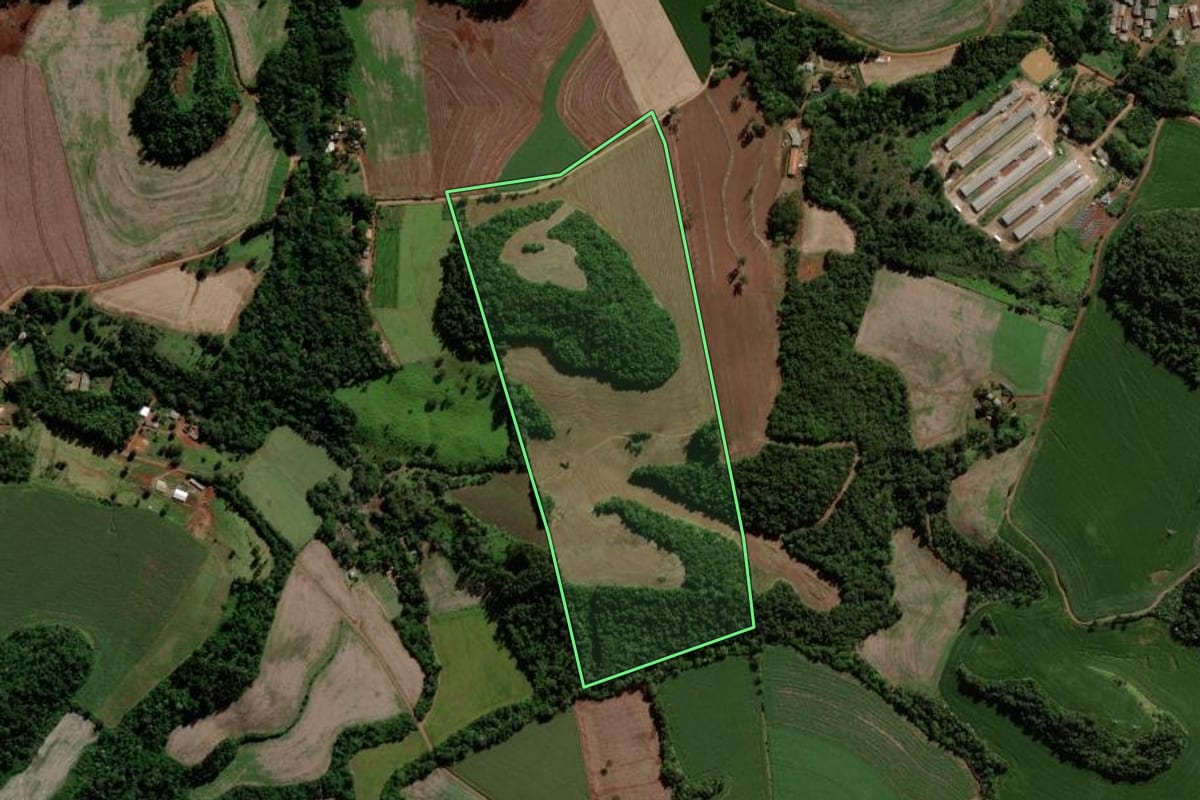 Imagem de satélite do imóvel rural em Quedas do Iguaçu (PR), com o contorno declarado no CAR desenhado por cima.
