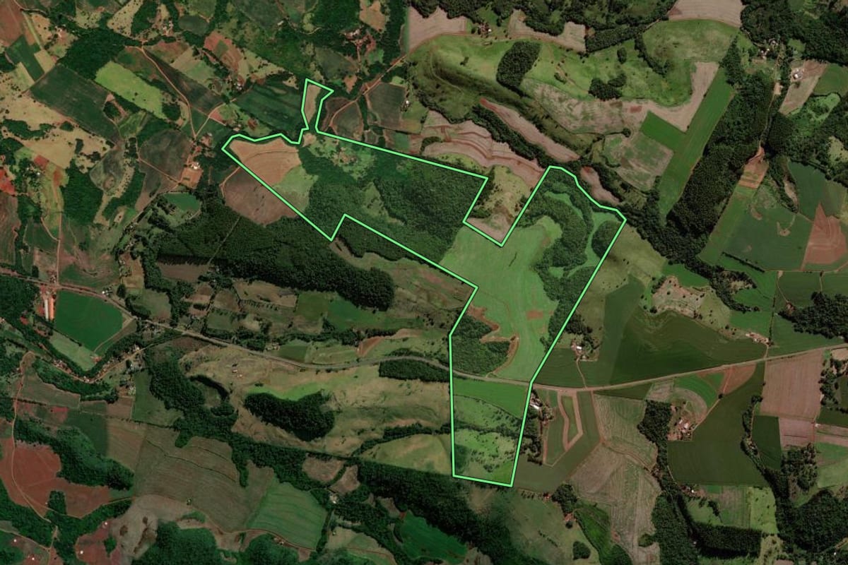 Imagem de satélite do imóvel rural em Quedas do Iguaçu (PR), com o contorno declarado no CAR desenhado por cima.